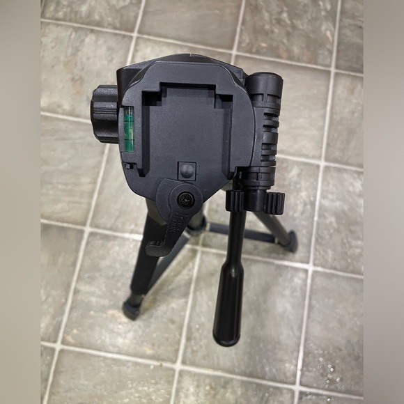 Insignia NS-TRP58 Camera stand/tripod. - Picture 4 of 5